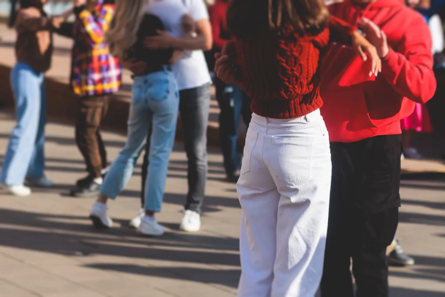 Paare tanzen traditionellen lateinamerikanischen argentinischen Tanz Milonga im Freien in den Straßen der Stadt, Tango-Salsa-Bachata-Kizomba-Unterricht von der Urban Dance School Pforzheim